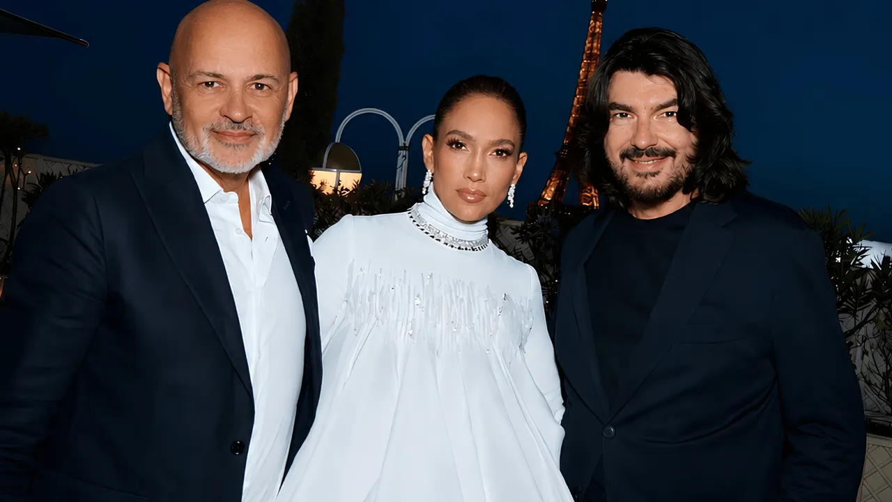 Jennifer Lopez con un vestido blanco en forma de campana en una calle de París.